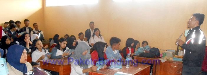 Penawaran kuliah dari AMIK HASS